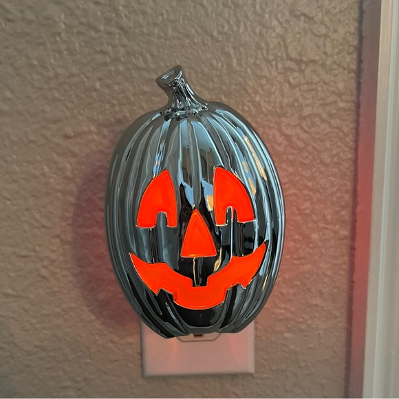 Slatkin & Co Light Up Wallflower Plug Silver Pumpkin Halloween - Picture 7 of 7